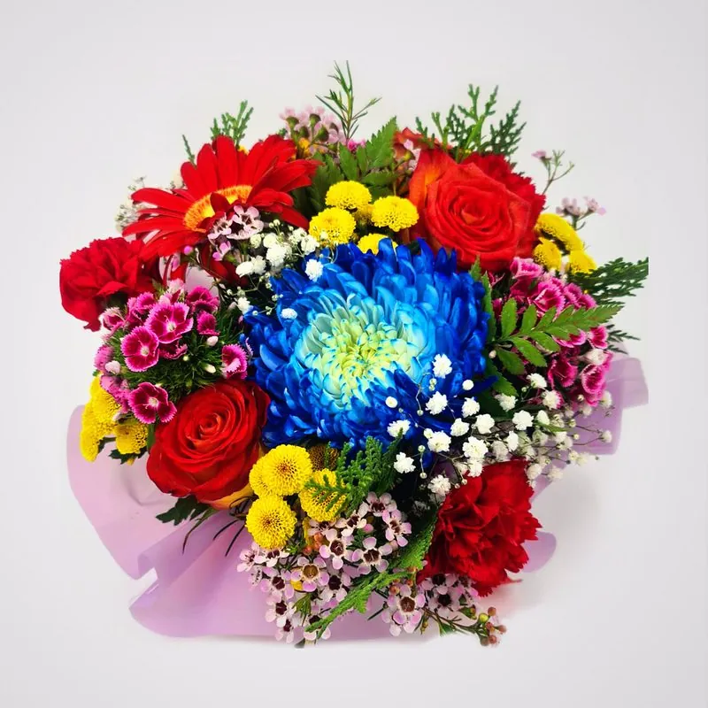 Arreglo floral primaveral de Telde Flor con flores de colores, ejemplo de trabajo para bodas en Gran Canaria